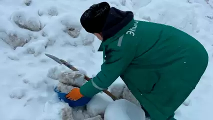 В Казани рядом с лодочной станцией обнаружили гигантскую снежную свалку