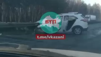 На трассе в Татарстане произошло ДТП – легковушка вылетела с дороги