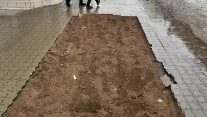 «Устроили песочницу»: нижнекамцы показали отсутствующую брусчатку посреди пешеходной зоны - НТР 24