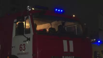 Пожарная машина, приехавшая на вызов, застряла в снегу в одном из дворов Казани
