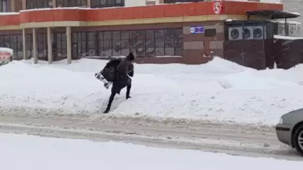 Мамы с колясками проходят «квест», чтобы перейти дорогу в Нижнекамске - НТР 24