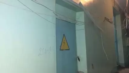 Нижнекамцы показали свисающие в подъезде провода, которые закрывают проход - НТР 24