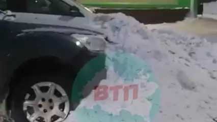 В Татарстане тракторист «замуровал» автомобиль, припаркованный у магазина - НТР 24