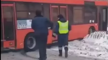 В Казани автобус «влетел» в остановку и снёс её