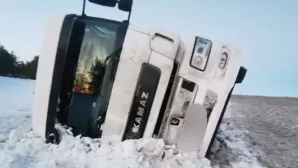 На трассе в Татарстане перевернулась фура из Ставропольского края - НТР 24