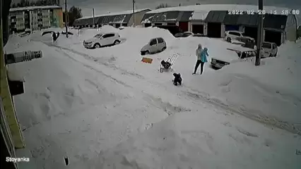 Снег с крыши едва не сошёл на женщину с двумя детьми под Казанью