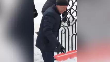 В Нижнекамске руководитель исполкома Рамиль Муллин вышел на уборку снега - НТР 24