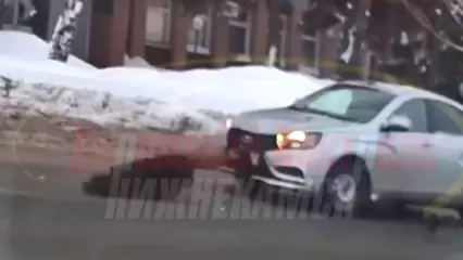 Прокатившая пешехода на капоте легковушка в Нижнекамске попала на видео