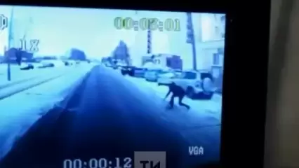 На видео попало, как в Казани мужчина бросился под троллейбус