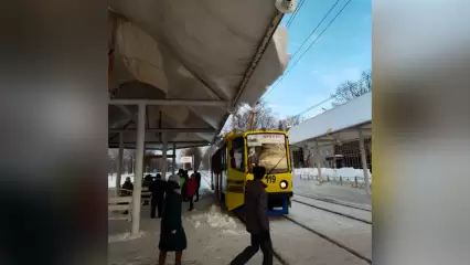 В Нижнекамске пассажирам трамвая угрожает свисающая с остановки глыба снега - НТР 24