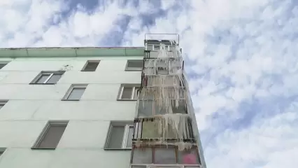 Нижнекамцам объяснили, почему на фасадах домов образовываются ледяные глыбы - НТР 24