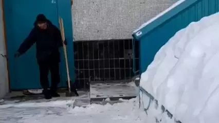 В Челнах бомжей привлекли к уборке снега во дворе
