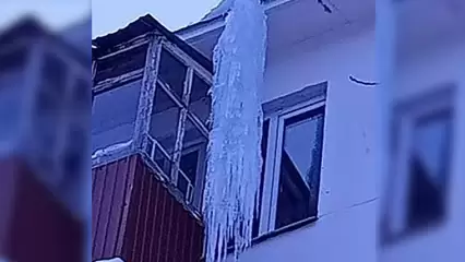 В Нижнекамске из-за балкона-самостроя не могут сбить гигантскую наледь с крыши дома - НТР 24