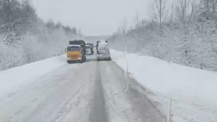 Фуры под Нижнекамском буксуют из-за снега, создавая пробки - НТР 24