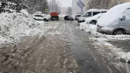 В Нижнекамске появилась «река» возле школы №26, которая растопила колею и сугробы - НТР 24