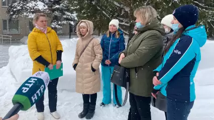 Многодетные матери собрались около исполкома Нижнекамска из-за отмены бесплатного питания в школах - НТР 24