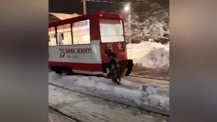 В Нижнекамске сняли на видео детей, катающихся на сцепке трамвая
