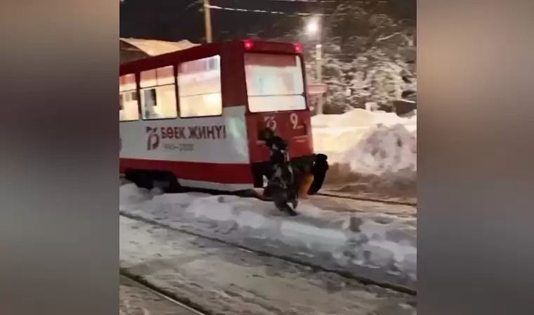 В Нижнекамске сняли на видео детей, катающихся на сцепке трамвая