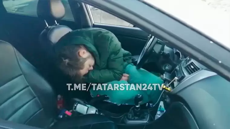 В Казани обнаружили спящего за рулем таксиста с разбитым бампером