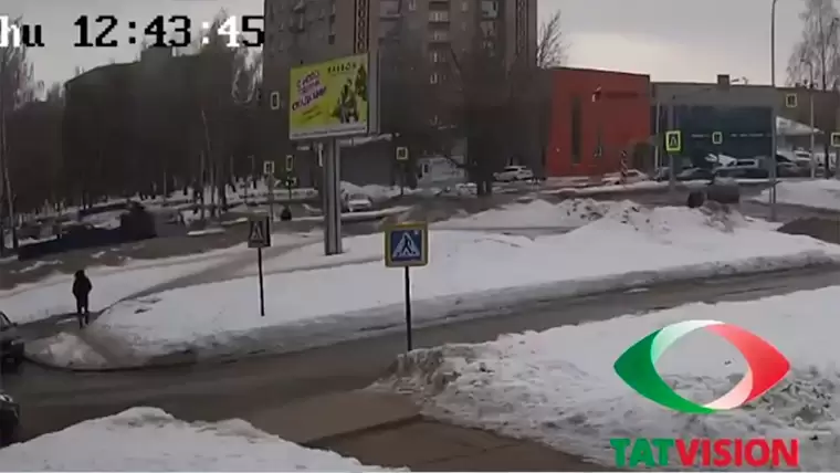 В Нижнекамске пешеход в последний момент успел отбежать от летевшего в него кроссовера