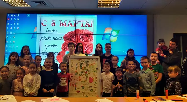 В преддверии 8 Марта мамы их дети посетили центр обработки вызовов службы 112 в Казани