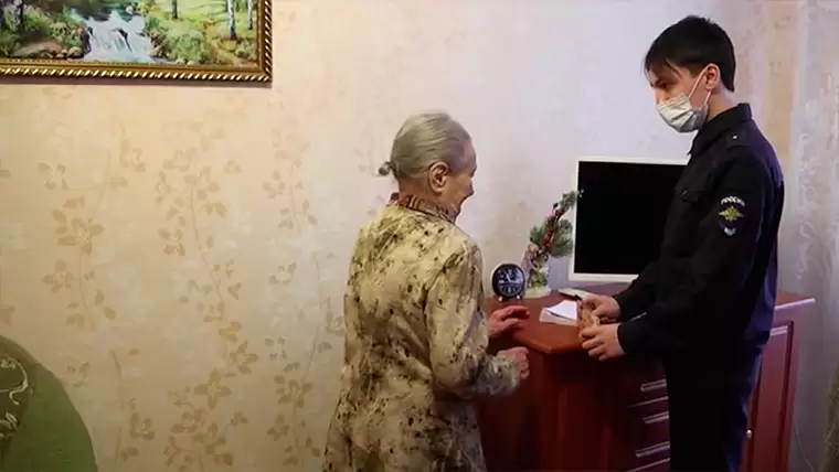 В Казани полицейские 8 марта вернули пенсионерке украденные мошенниками деньги
