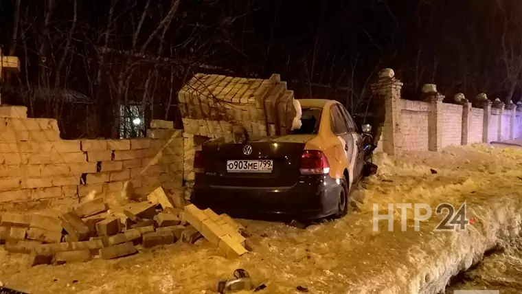 В Казани авто влетело в кирпичный забор, пострадали женщина и ребенок