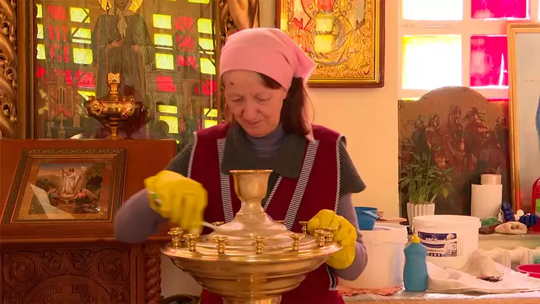 Жители Нижнекамска добровольно помогают в генеральной уборке храма