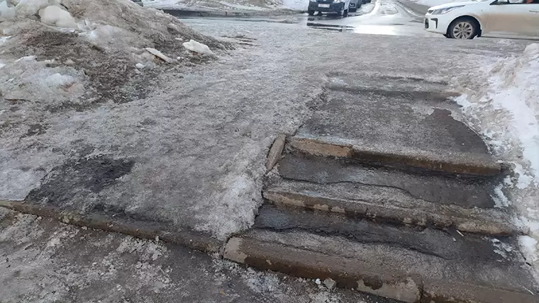 «Ладно коляска не опрокинулась»: в Нижнекамске женщина подвернула ногу из-за льда