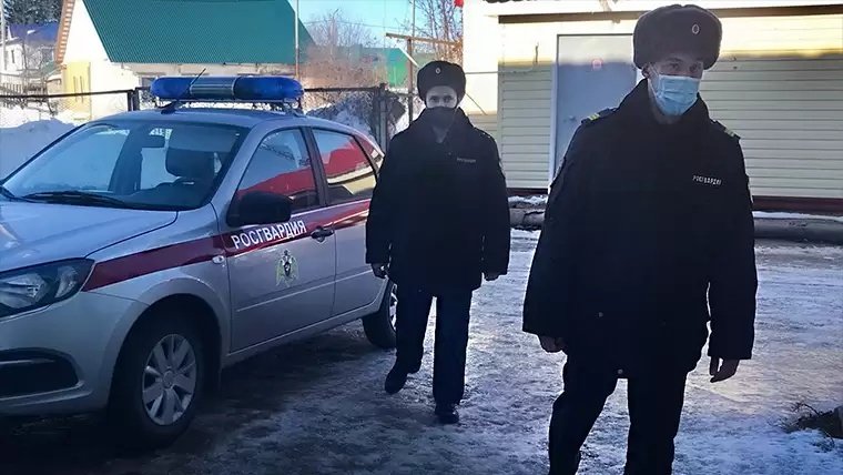 В Татарстане мужчина сдался правоохранителям, вонзив перед этим нож в ногу пенсионера