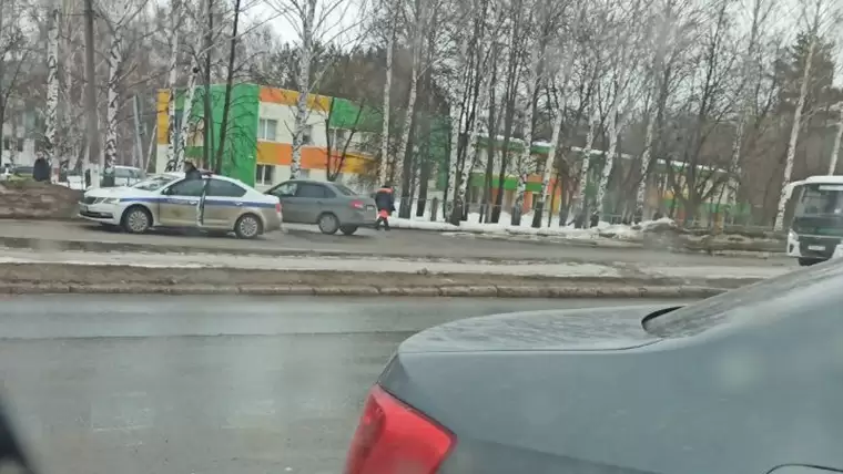 В Нижнекамске девушка за рулём авто въехала в столб, поворачивая к поликлинике