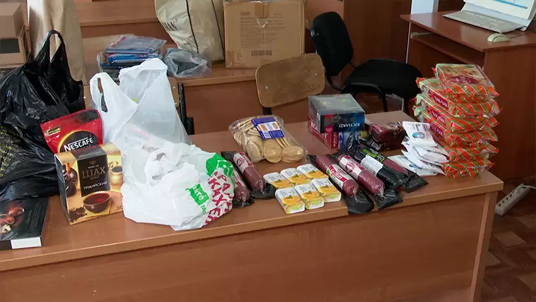 Жители Нижнекамска собирают продукты и сладости для военнослужащих