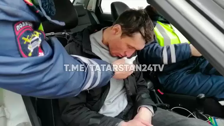 Жители Казани заметили на дороге неадекватного водителя, который уснул в машине после опасной езды