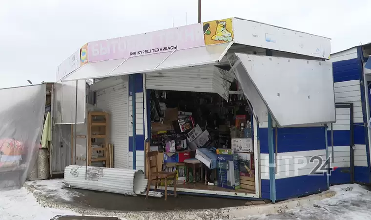 Неизвестные вскрывают ларьки на центральном рынке в Нижнекамске
