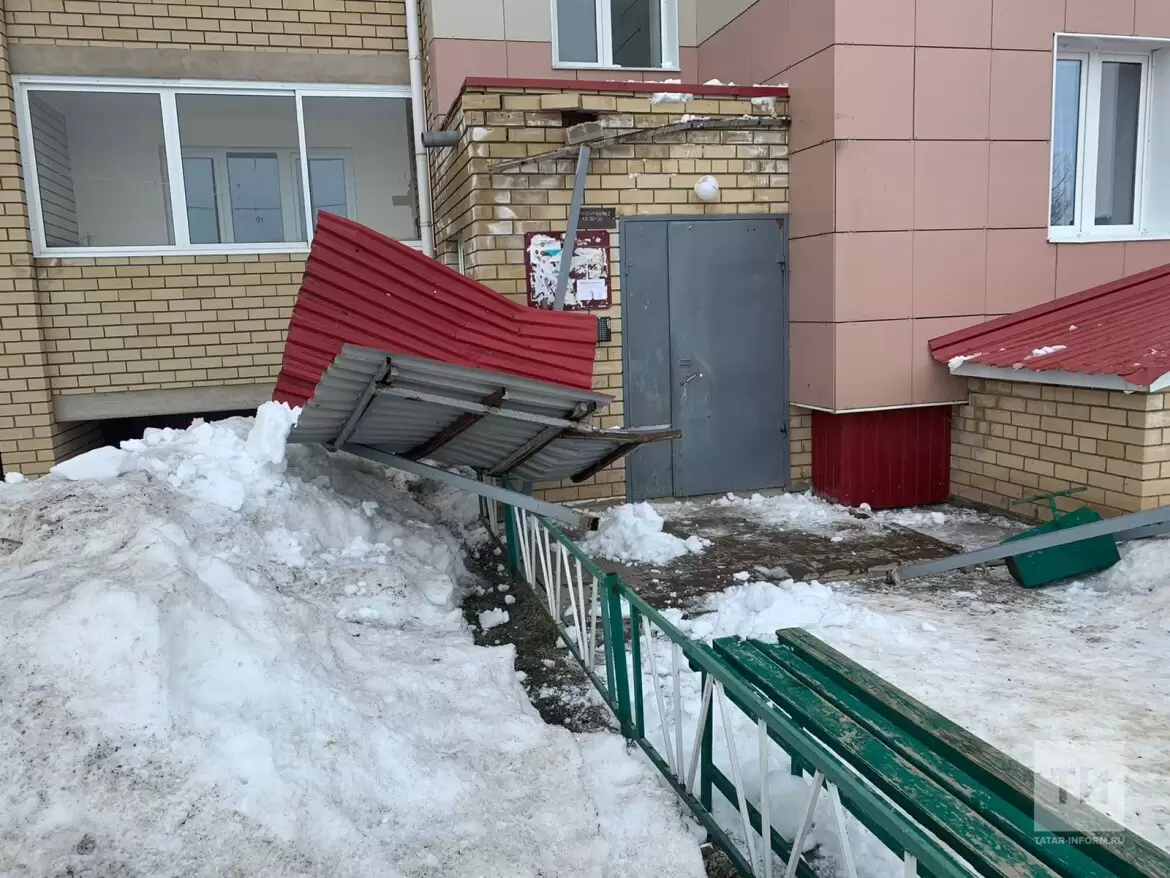 В Татарстане обрушившийся  с крыши снег проломил козырёк подъезда – обошлось без пострадавших