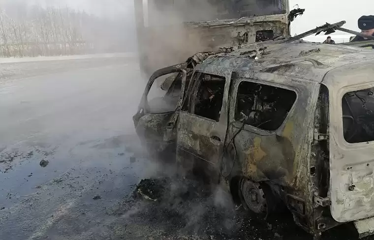 В Татарстане шесть человек, включая ребёнка, сгорели в «Ларгусе» после столкновения с грузовиком «Почты России»