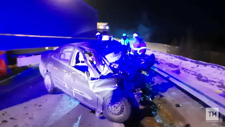 В Татарстане водитель иномарки погиб при столкновении с фурой на ночной трассе