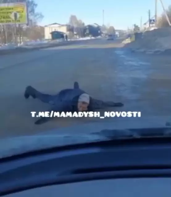 В Мамадыше неизвестный бегает по дороге и бросается под колёса авто