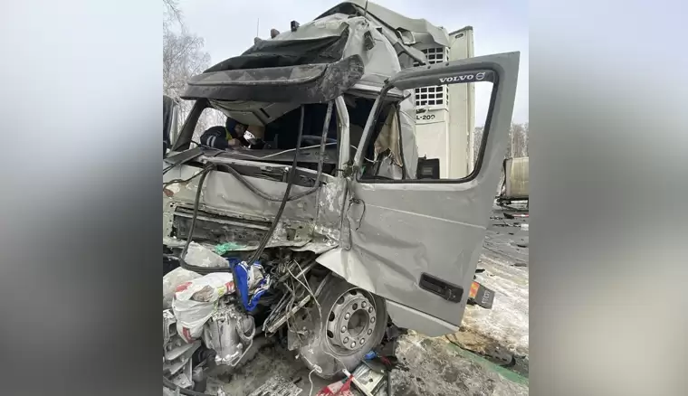 В Татарстане фура на скорости влетела в грузовик на АЗС