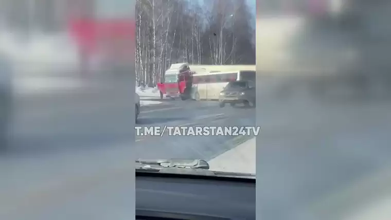 На трассе в Татарстане рейсовый автобус столкнулся с фурой – есть пострадавшие