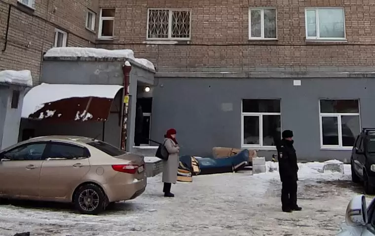 В Новосибирске выкинутое с 7 этажа кресло убило выходившую из подъезда бабушку, это попало на видео