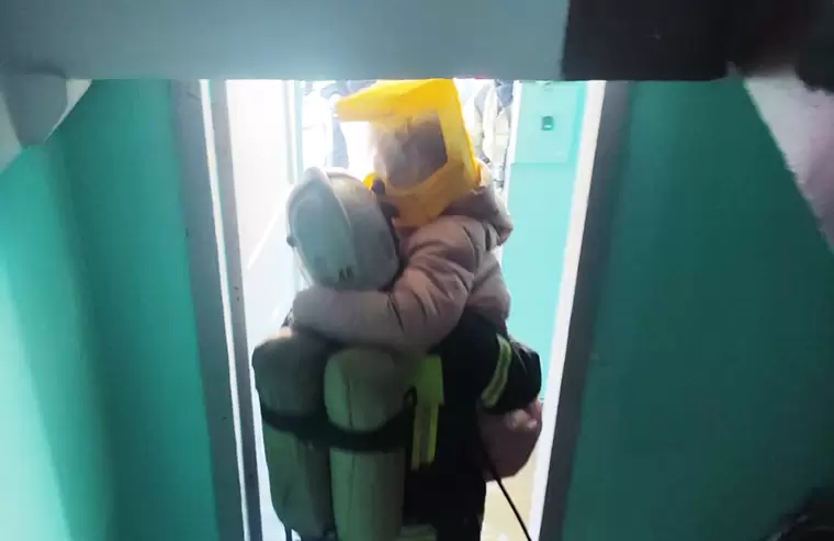 В Казани пожарные спасли из задымлённой пятиэтажки шесть человек, включая двоих детей