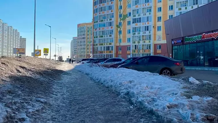 «Ходить невозможно!»: жители Нижнекамска продолжают негодовать из-за льда на тротуарах и дорогах