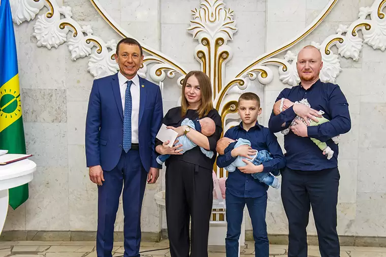 Рамиль Муллин поздравил нижнекамскую семью с рождением тройняшек