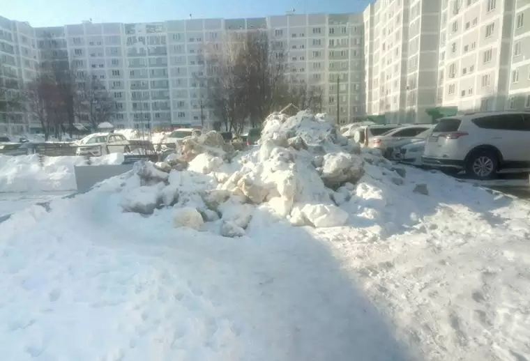 Из-за снежных завалов родители с детьми вынуждены перелезать через забор детсада в Нижнекамске