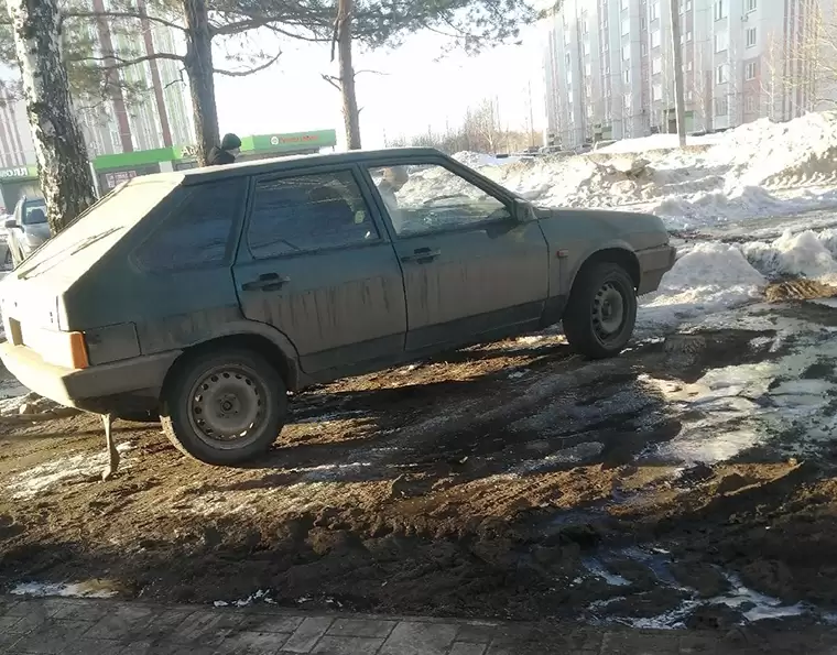 Автолюбители превратили газон в парковку перед библиотекой в Нижнекамске
