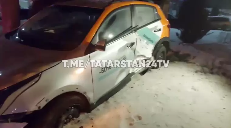 В Татарстане пьяный парень без прав на каршеринговом авто, пытаясь уйти от ГИБДД, устроил массовую аварию