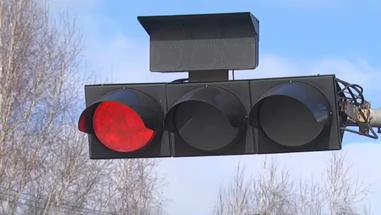 «Аномальная зона»: в Нижнекамске пешеходы нашли место, где водители постоянно ездят на «красный»
