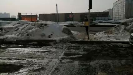 Жителям Нижнекамска тяжело преодолевать заваленный снегом пешеходный переход