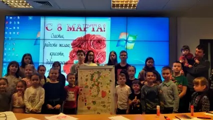 В преддверии 8 Марта мамы их дети посетили центр обработки вызовов службы 112 в Казани - НТР 24